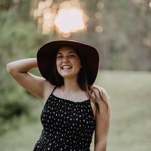 Meet your Posher, Lara